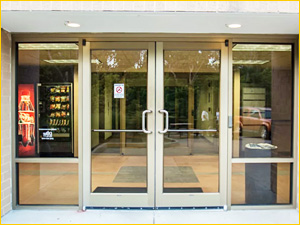 Входная дверь в офисное здание, материал алюминий