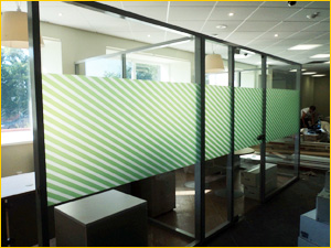 Зеленая пленка на офисных перегородках из стекла