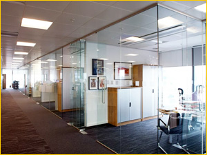 Оформление офисного помещения из перегородок со стеклом